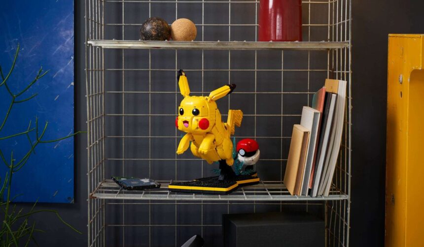 Pikachu e Poké Ball