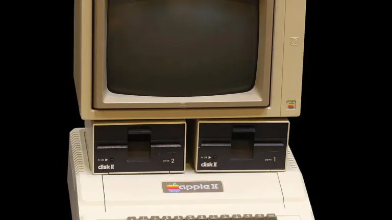 Apple II con tastiera, due unità Disk II e monitor sovrapposti.