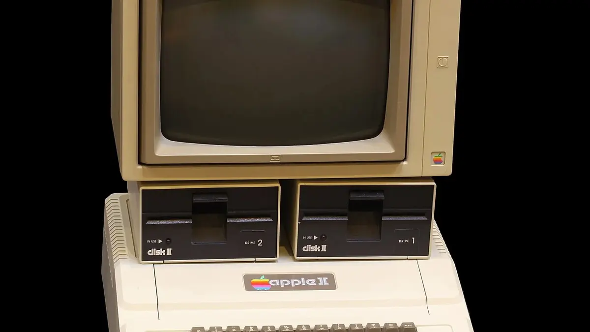 Apple II con tastiera, due unità Disk II e monitor sovrapposti.