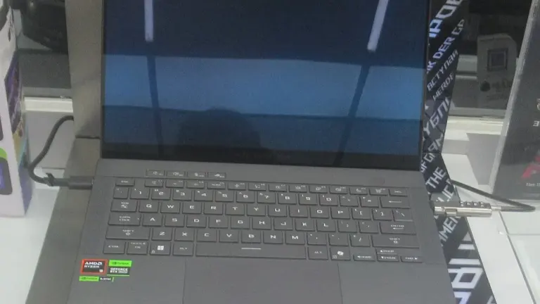 ASUS ROG Zephyrus G14, identificato dalla fonte come GA403GM-SY167WSM e fotografato il 15 agosto 2026.