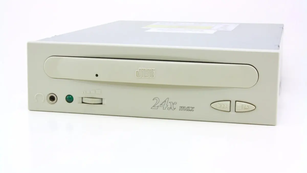 Lettore CD-ROM interno a 24 velocità.