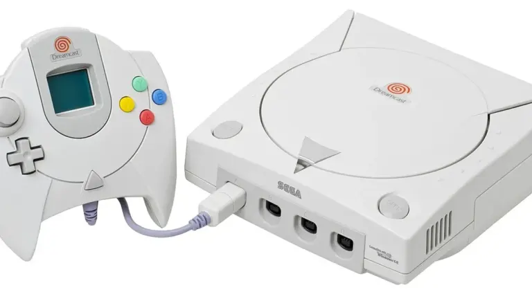 Dreamcast bianco con controller e memoria VMU dotata di schermo.
