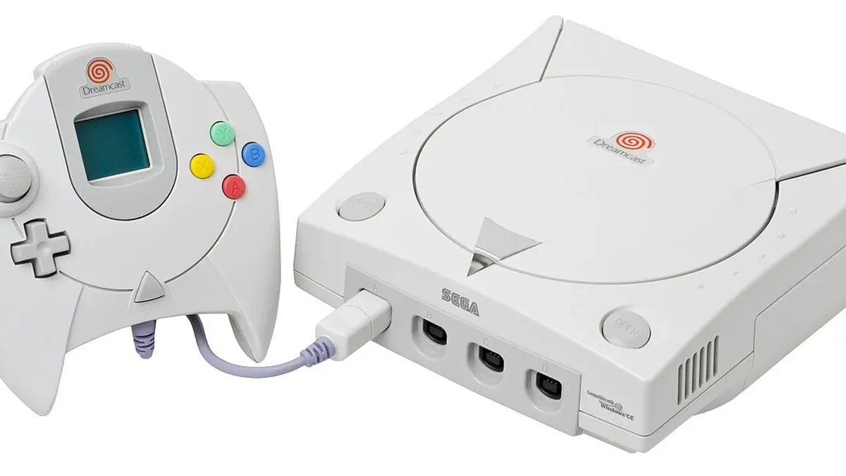 Dreamcast bianco con controller e memoria VMU dotata di schermo.