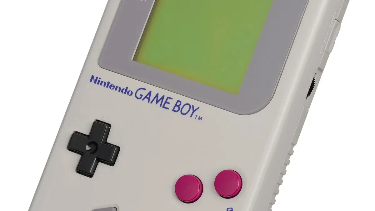 Console portatile Game Boy grigia con display verde e pulsanti A e B.