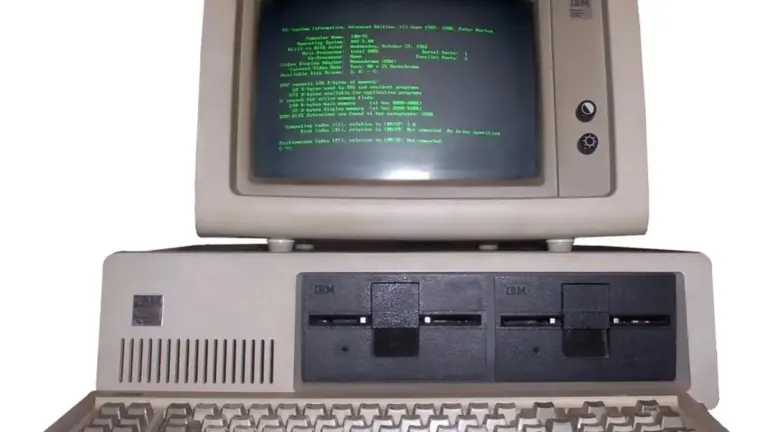 IBM PC 5150 con due lettori floppy, tastiera e monitor a fosfori verdi.