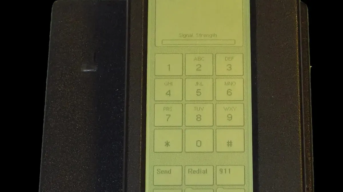 IBM Simon Personal Communicator appoggiato nella sua base di ricarica.