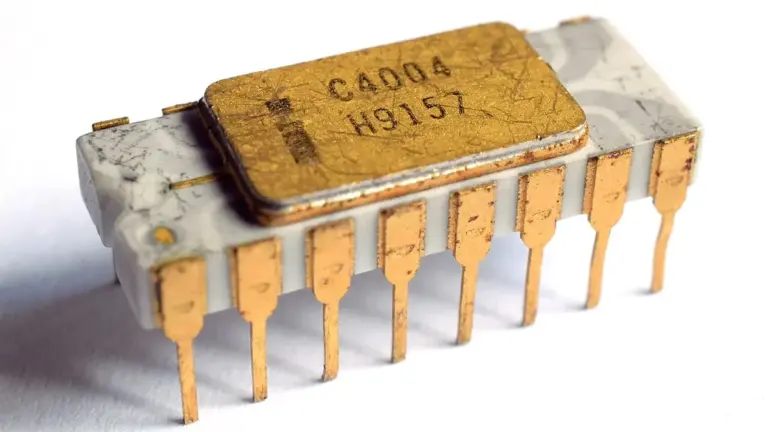 Microprocessore Intel C4004 in contenitore ceramico con piedini dorati.