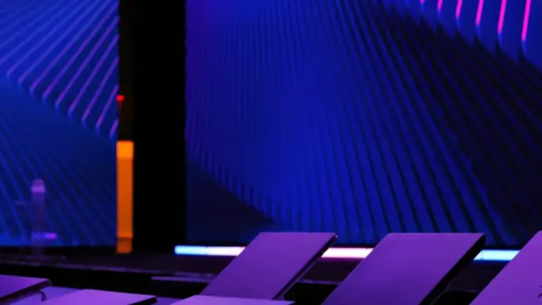 Area dimostrativa Intel al CES 2026 con postazioni e computer portatili.