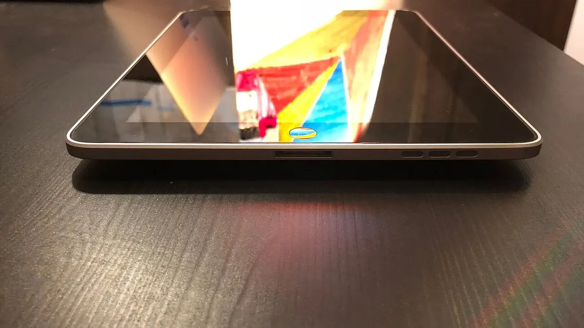 iPad di prima generazione fotografato dal bordo inferiore, con schermo e connettori visibili..
