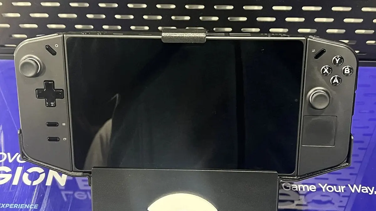 Lenovo Legion Go di prima generazione, fotografato il 19 novembre 2024.