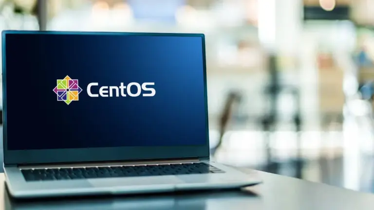 Computer portatile con il sito di CentOS aperto sullo schermo.