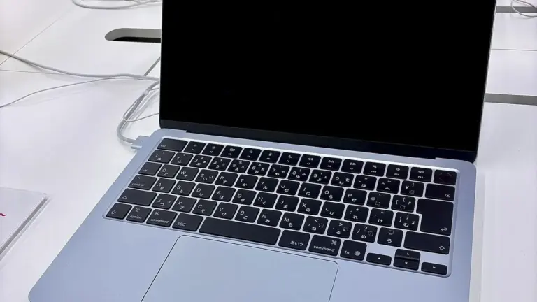 MacBook Air da 13 pollici con chip M5, nella finitura Sky Blue, fotografato il 14 marzo 2026..