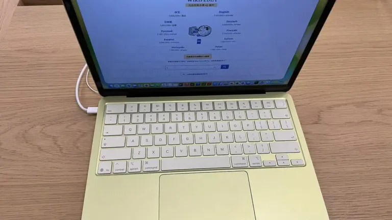 MacBook Neo esposto in un Apple Store, fotografato l’11 marzo 2026..