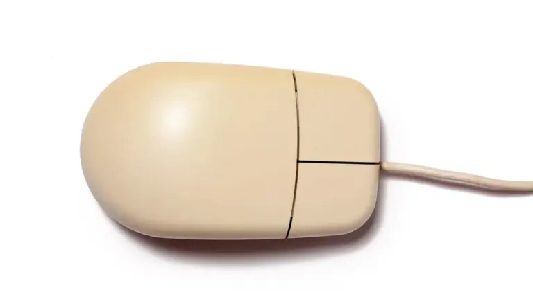 Mouse cablato con involucro beige e due pulsanti, fotografato su fondo bianco.