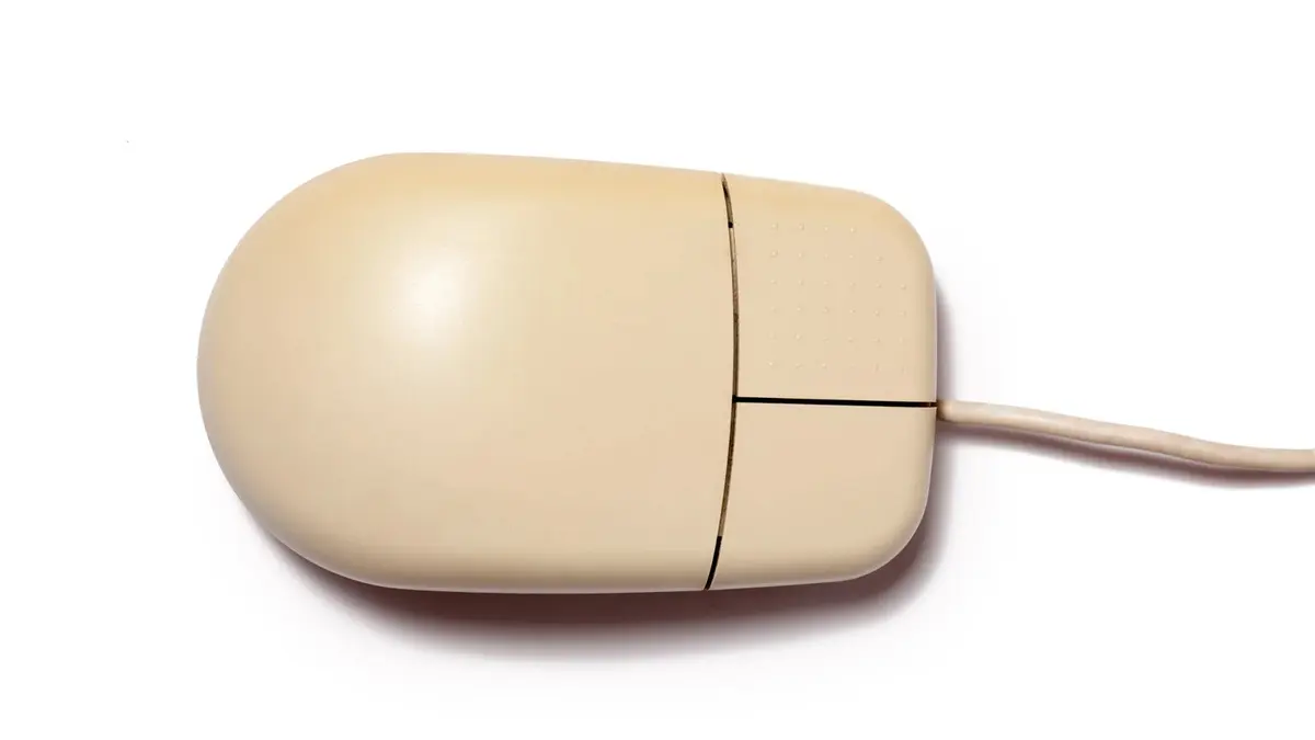 Mouse cablato con involucro beige e due pulsanti, fotografato su fondo bianco.