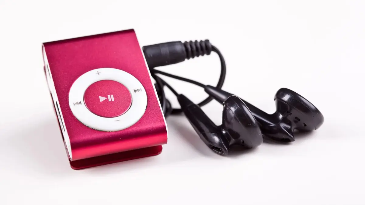 Lettore musicale portatile rosso con auricolari.