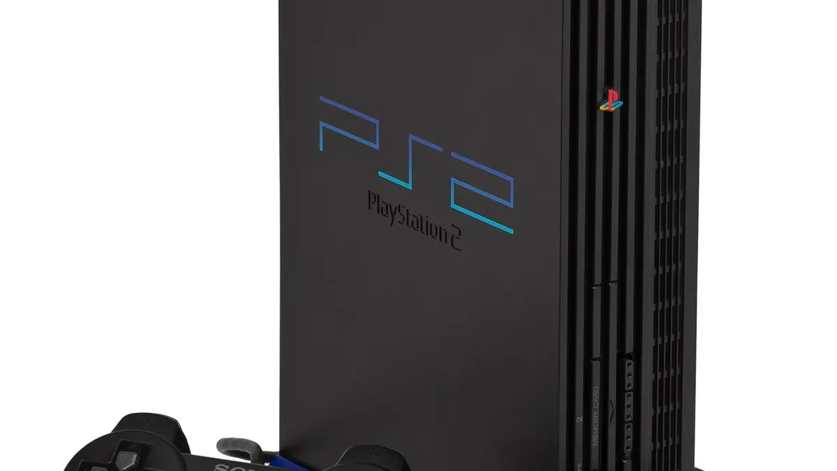 Console PlayStation 2 nera in verticale con DualShock 2 e Memory Card.