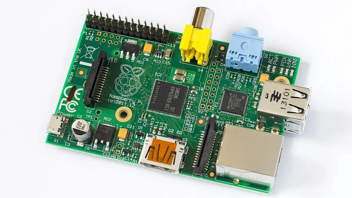Scheda verde Raspberry Pi Model B revisione 2 con porte USB, Ethernet e connettore GPIO.
