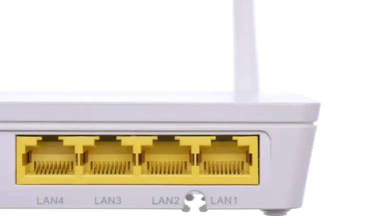 Dettaglio delle quattro porte LAN di un router wireless.