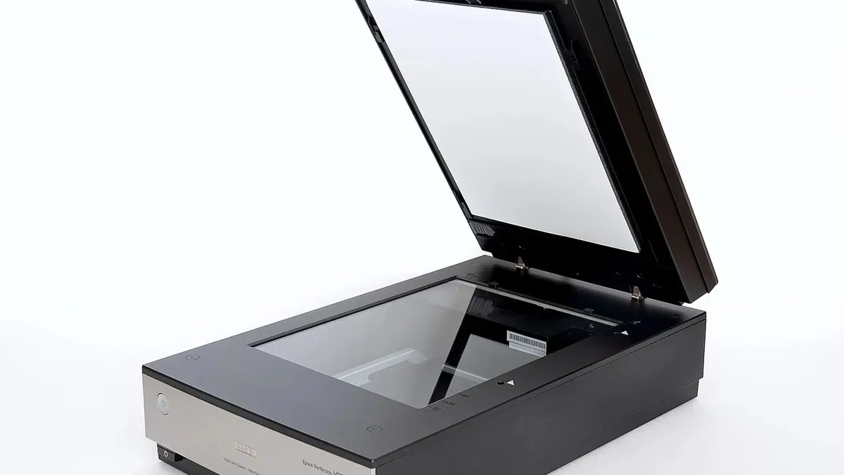 Scanner piano Epson Perfection V850 Pro con coperchio aperto e vetro di acquisizione visibile..