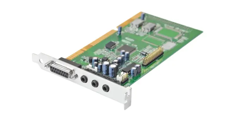 Scheda audio interna di espansione con prese analogiche e componenti visibili.