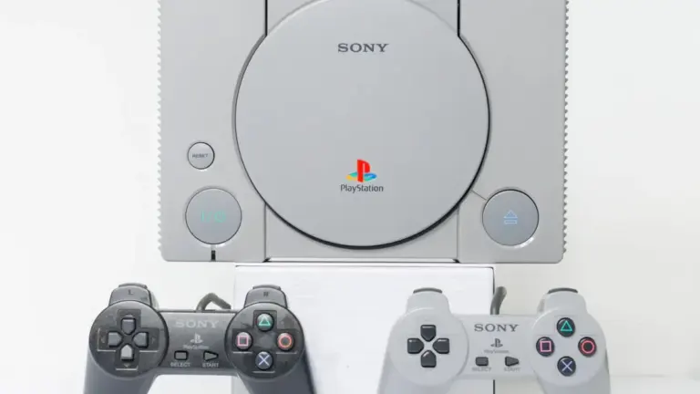 Console Sony PlayStation originale grigia con due controller.