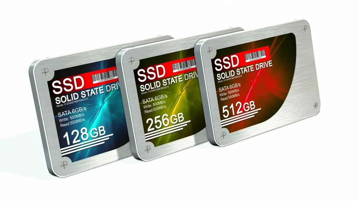 Illustrazione di tre unità SSD con capacità indicate di 128, 256 e 512 GB.