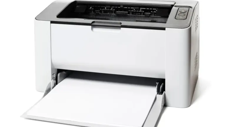 Stampante laser compatta con vassoio della carta aperto, fotografata su fondo bianco.