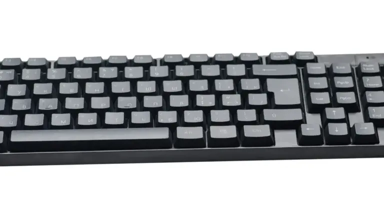 Tastiera nera per computer con gruppi di tasti e tastierino numerico.