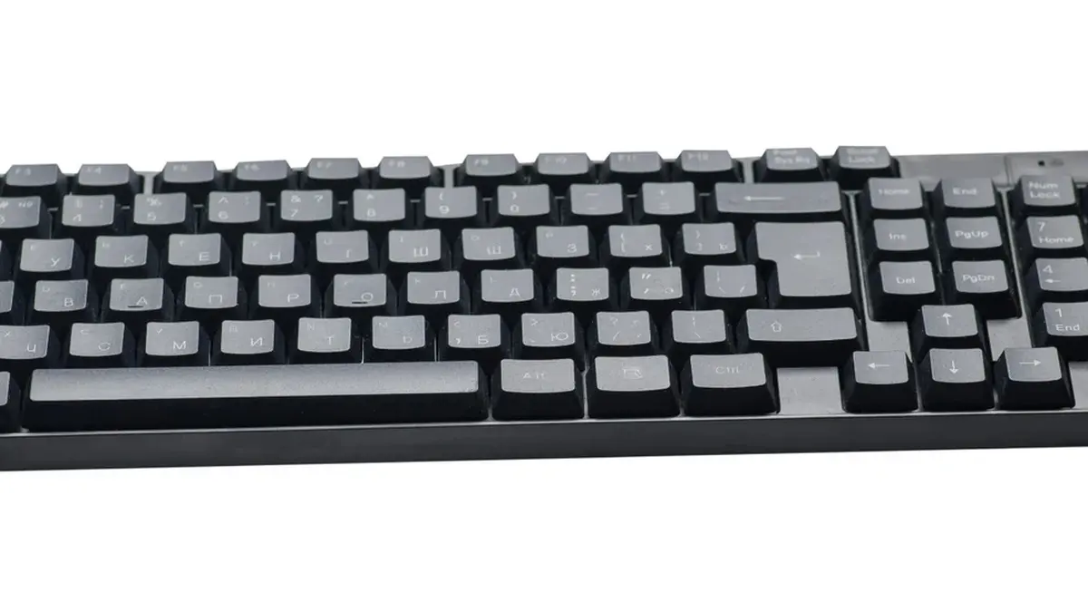 Tastiera nera per computer con gruppi di tasti e tastierino numerico.