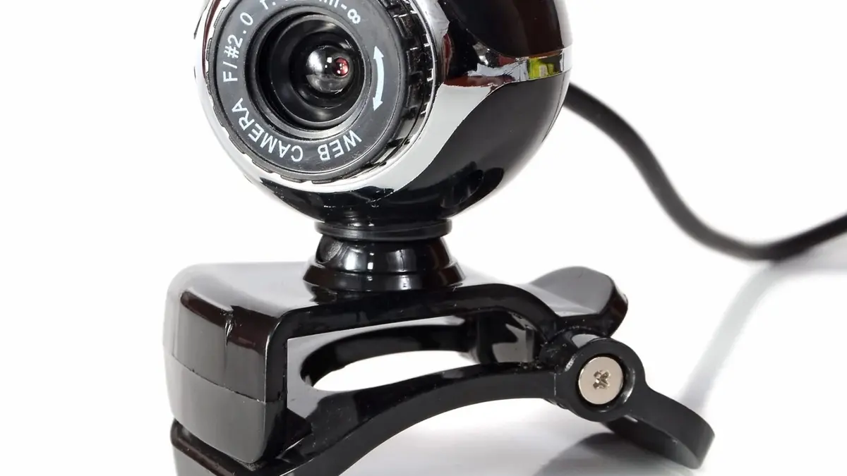 Webcam esterna con obiettivo frontale, cavo e supporto a morsetto per il posizionamento sulla postazione..