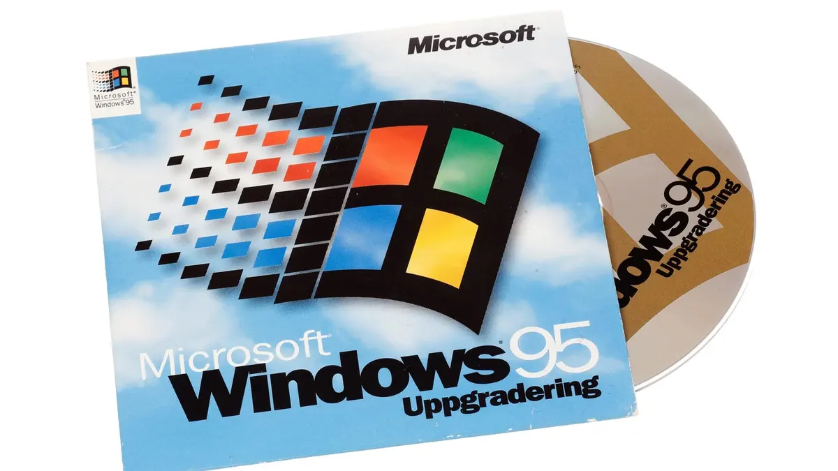 Confezione e CD di aggiornamento di Microsoft Windows 95 in edizione svedese.