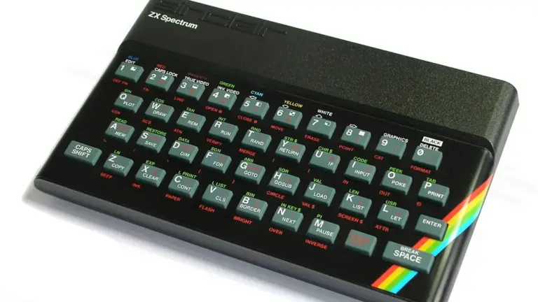 ZX Spectrum 48K nero con piccoli tasti in gomma e fascia multicolore.